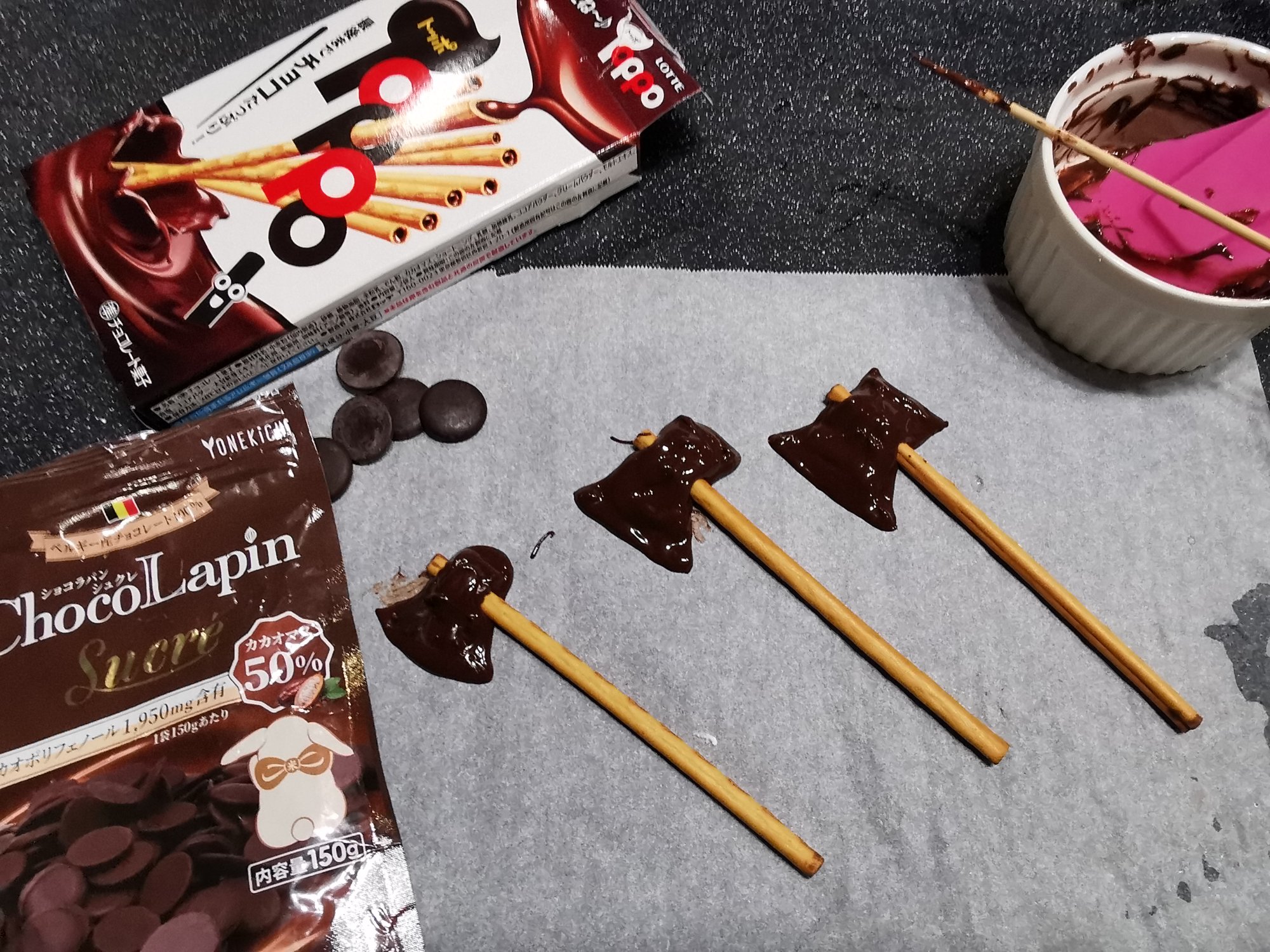 チョコレートで斧をつくる