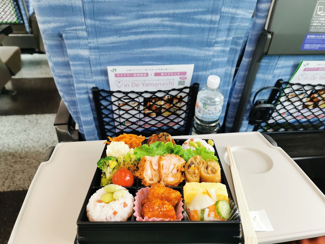 新幹線の座席で広げたお弁当。新作の納品後、旅に出発した際の一枚