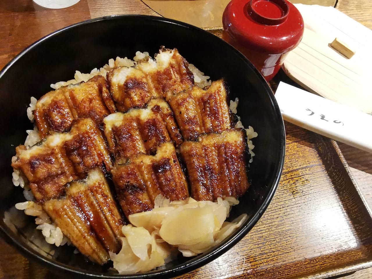 うえのの穴子丼。ふっくらと焼かれた穴子がご飯を覆っている
