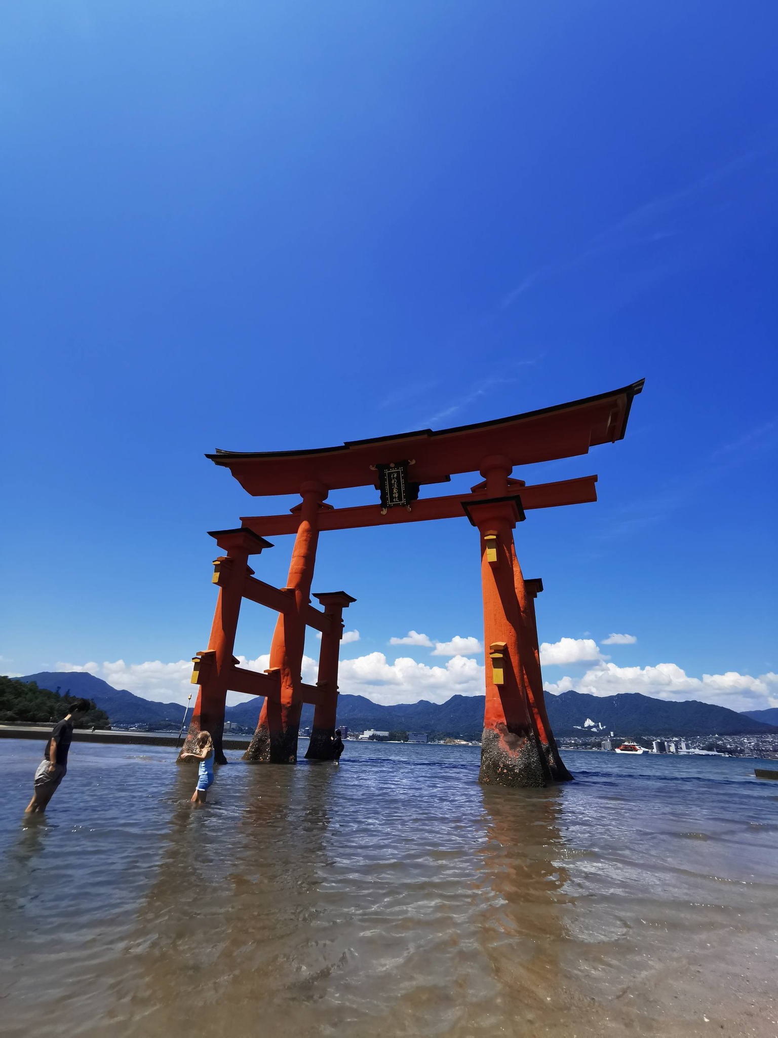 干潮の海に立つ厳島神社の大鳥居