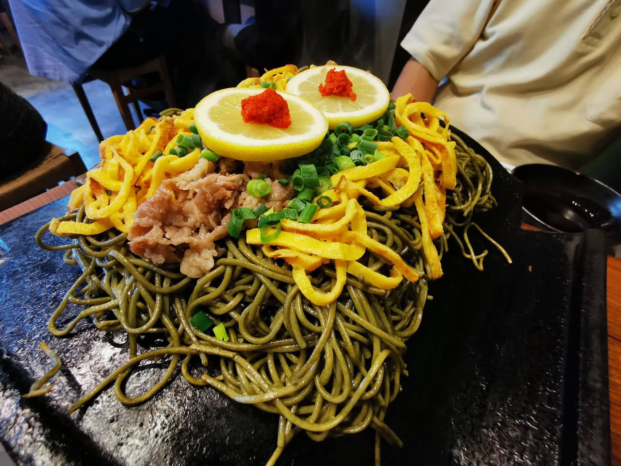 熱した瓦の上に盛られた茶蕎麦の瓦そば