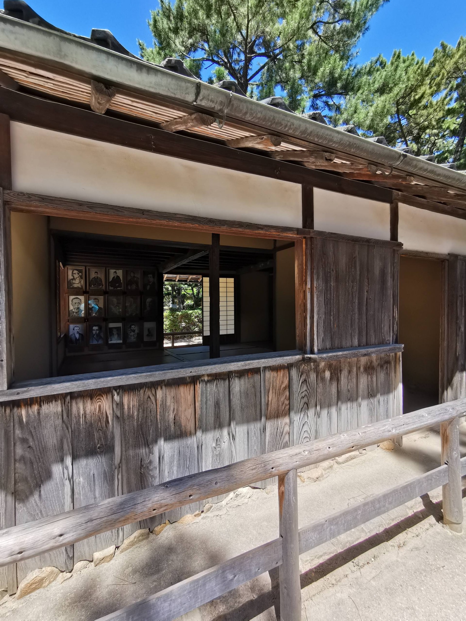 松下村塾の木造の建物外観