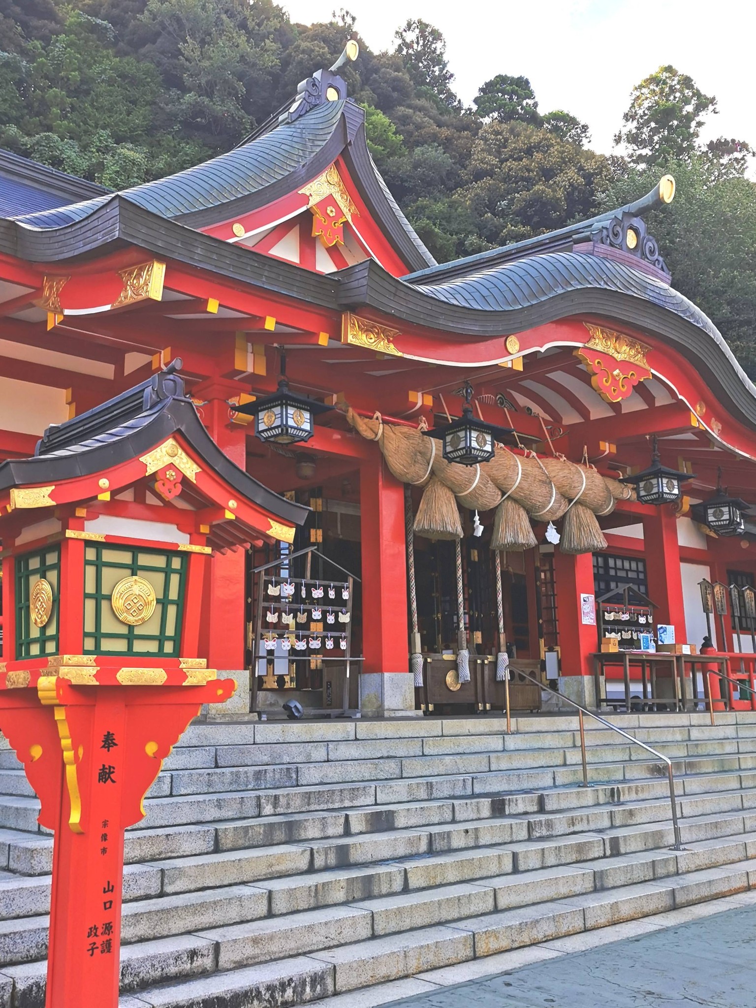 赤い社殿と灯籠が並ぶ太皷谷稲成神社