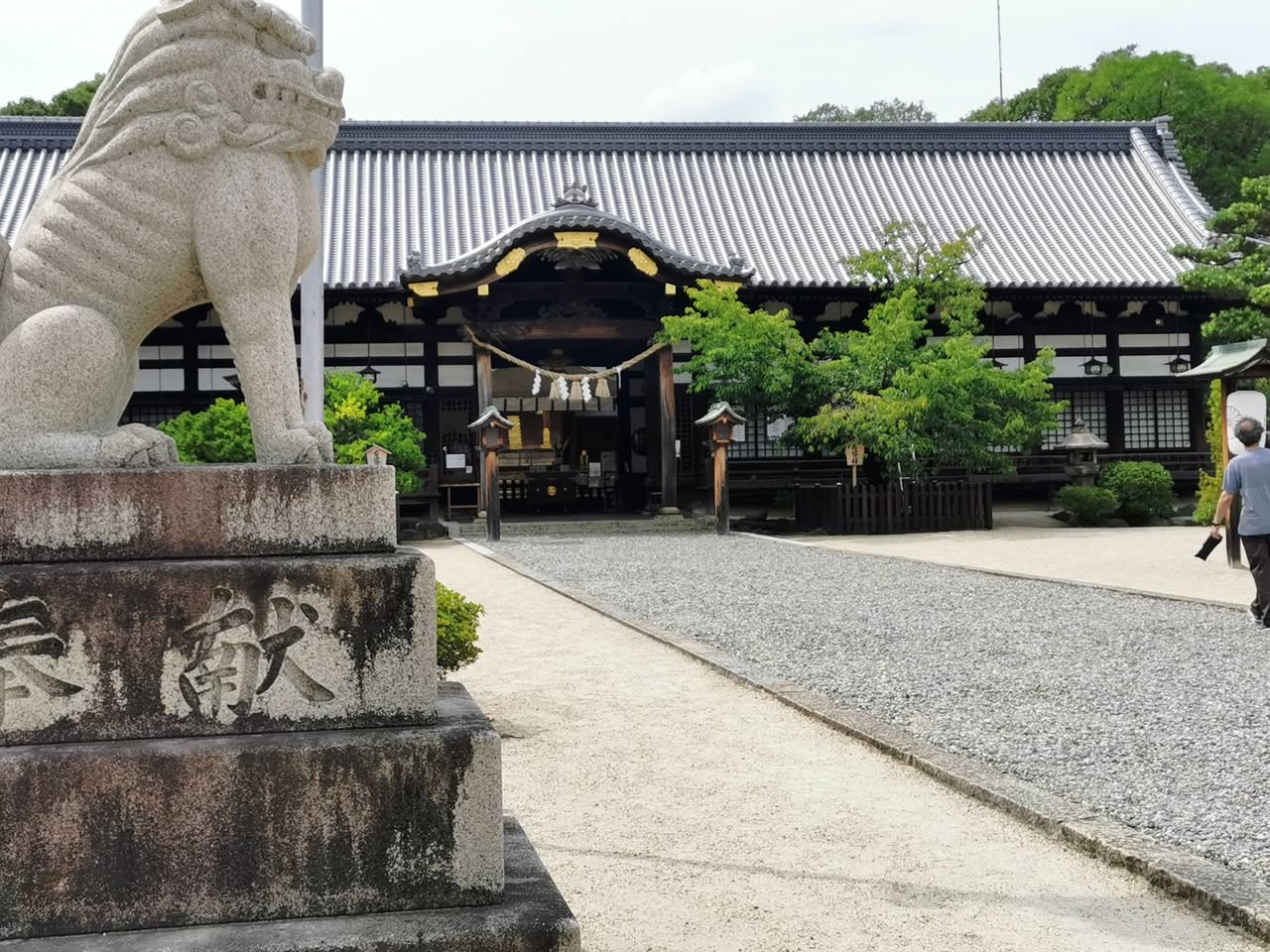 湊川神社の社殿と参道
