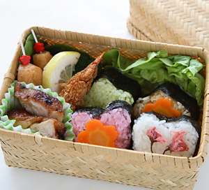竹のかごにつめたお花見おにぎり