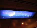 トンネル内では天井が宇宙空間に