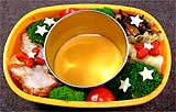 ご飯を入れる前に周りのオカズをととのえる