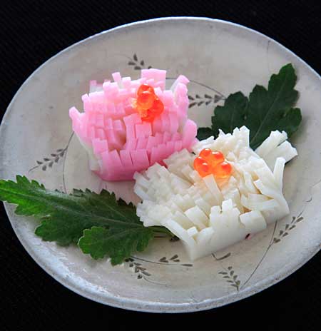 かまぼこでお花のお節-菊