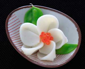 かまぼこでお花のお節-椿