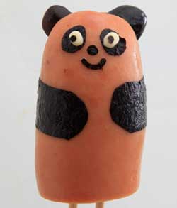 フランクフルと黒豆でパンダを作る