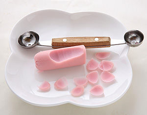 ソーセージで桜のはなびらを作る