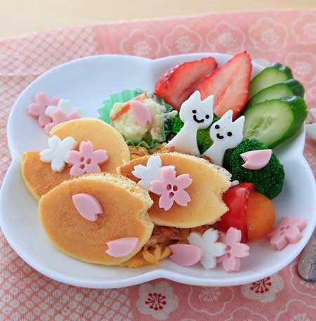 お母さんと一緒に盛り付け-お花見に行こうよ♪