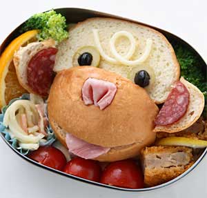 丸パンでおサルをつくる