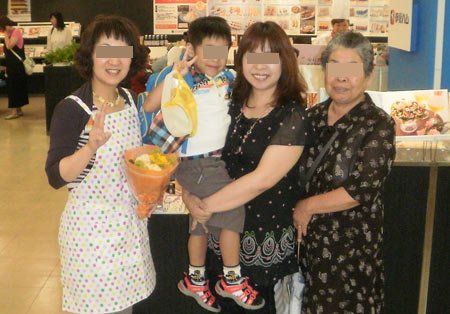 博多大丸でお弁当デモ