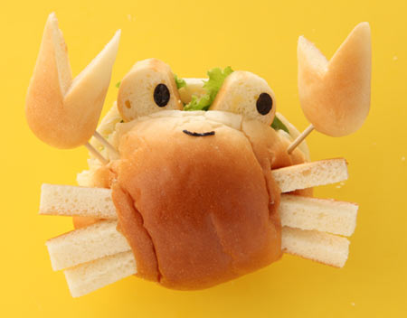 ロールパンでカニを作る
