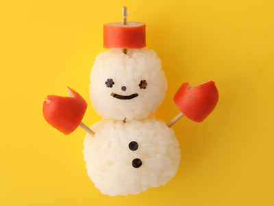 ウィンナーとおにぎりで雪だるま