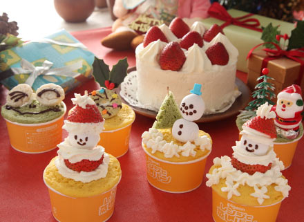 クリスマスのカップケーキ　イチゴ　飾り切り