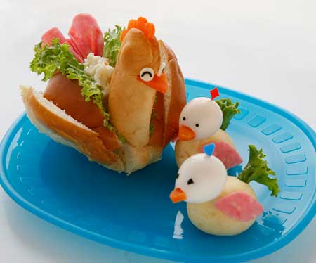 ロールパンとスティックパンで水鳥の親子
