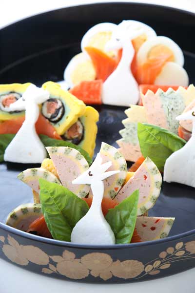 和風オードブル　孔雀カナッペ　飾り切り　テリーヌ　野菜　松　菊　カエル　孔雀
