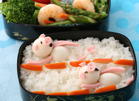 こぶたの20cm背泳競技-弁当 飾り切り うずら こぶた