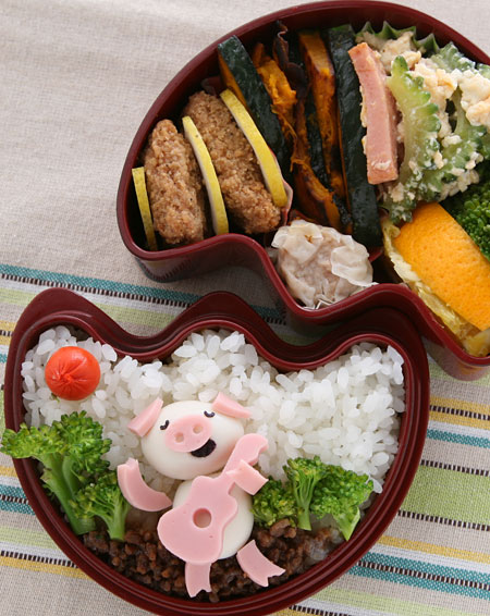 荒野でこぶた一人熱唱！？弁当