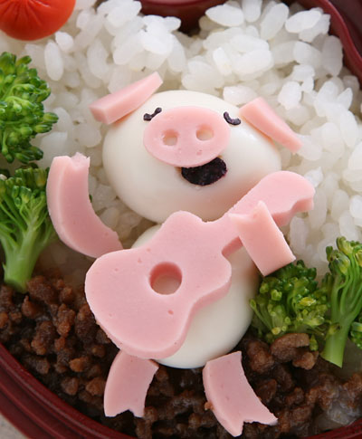 荒野でこぶた一人熱唱!?弁当