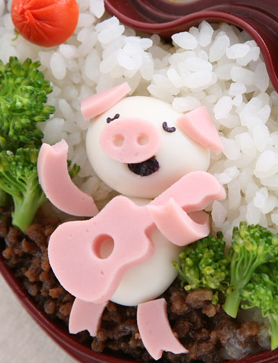 荒野でこぶた一人熱唱!?弁当