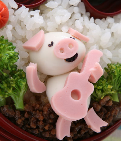 荒野でこぶた一人熱唱!?弁当