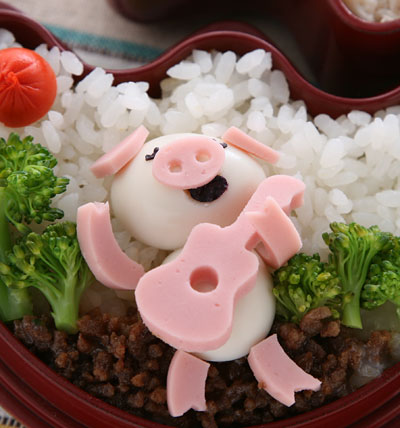 荒野でこぶた一人熱唱!?弁当