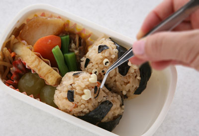 子犬のおにぎり弁当　　おにぎり1000本ノック