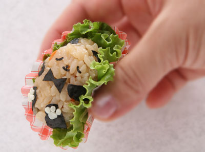 子犬のおにぎり弁当 おにぎり1000本ノック