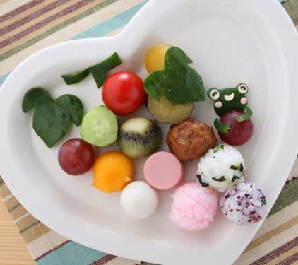 秋のカエル君ランチ-おにぎり1000本ノック-ぶどう
