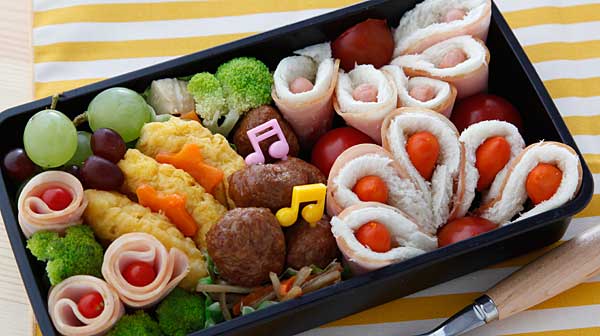 サンドイッチでデコレーション弁当