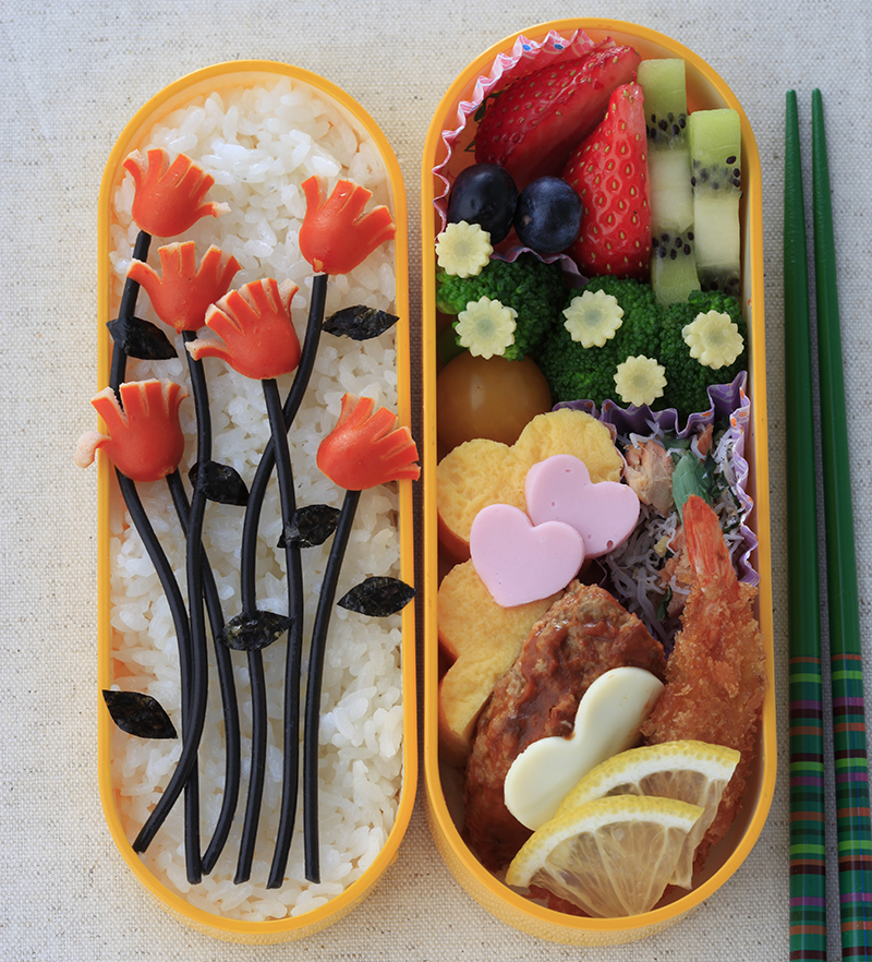 ウィンナーとイカスミパスタのお花弁当
