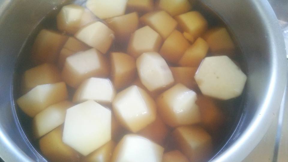 さといも煮てます