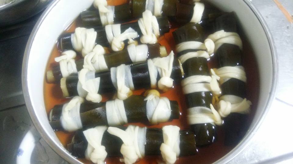 ゴボウの昆布巻き煮始め