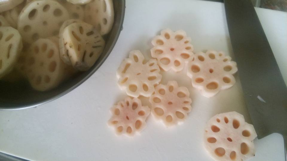れんこん　下処理中