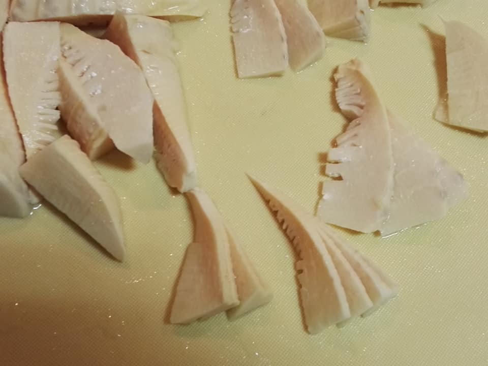 簑たけのこの含め煮　たけのこ切りました