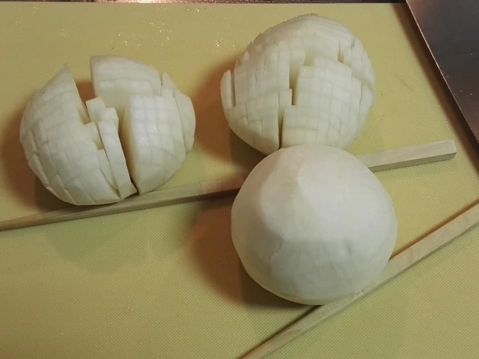 蕪に切れ目をいれて、菊に