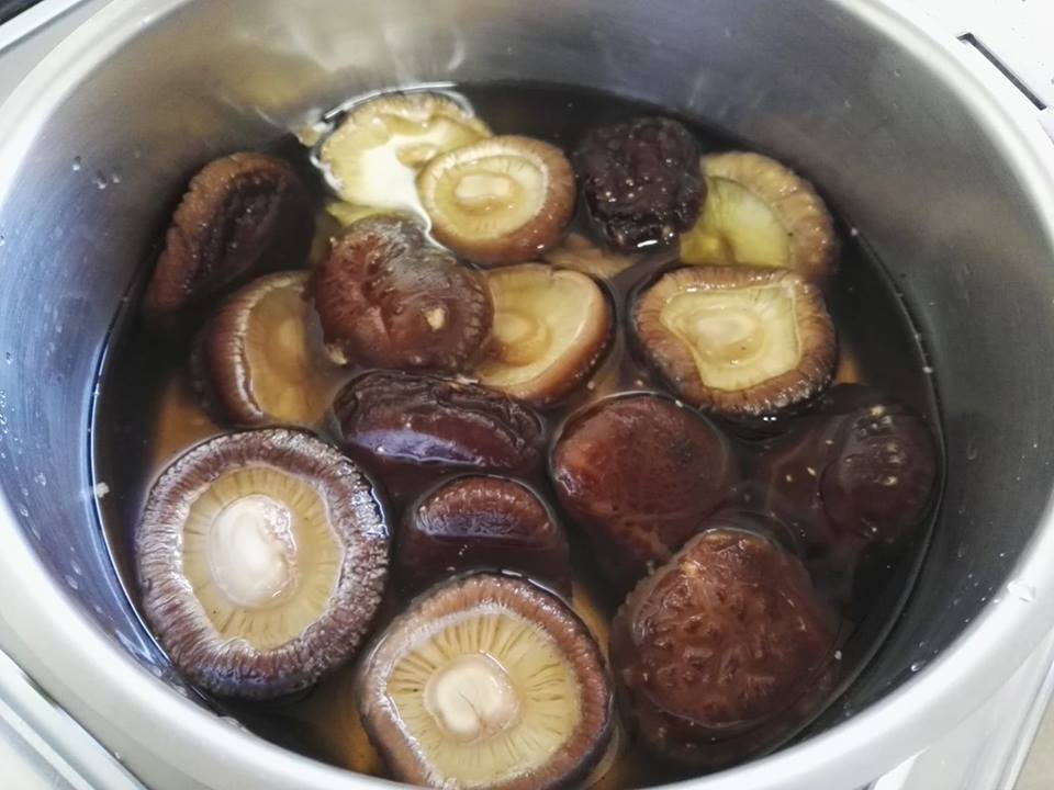 椎茸を戻してます