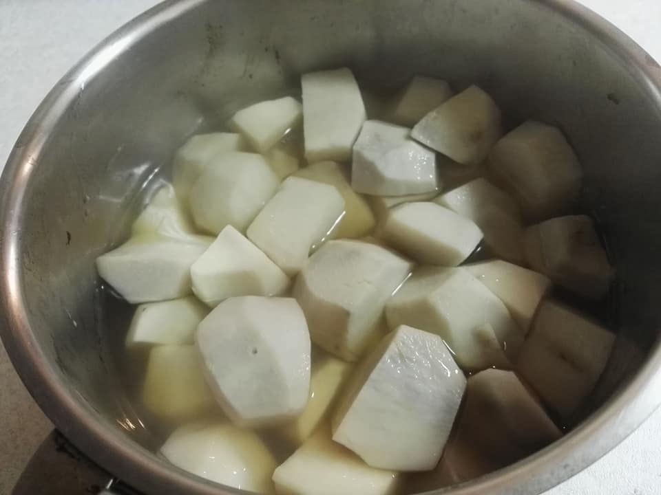 里芋切りました