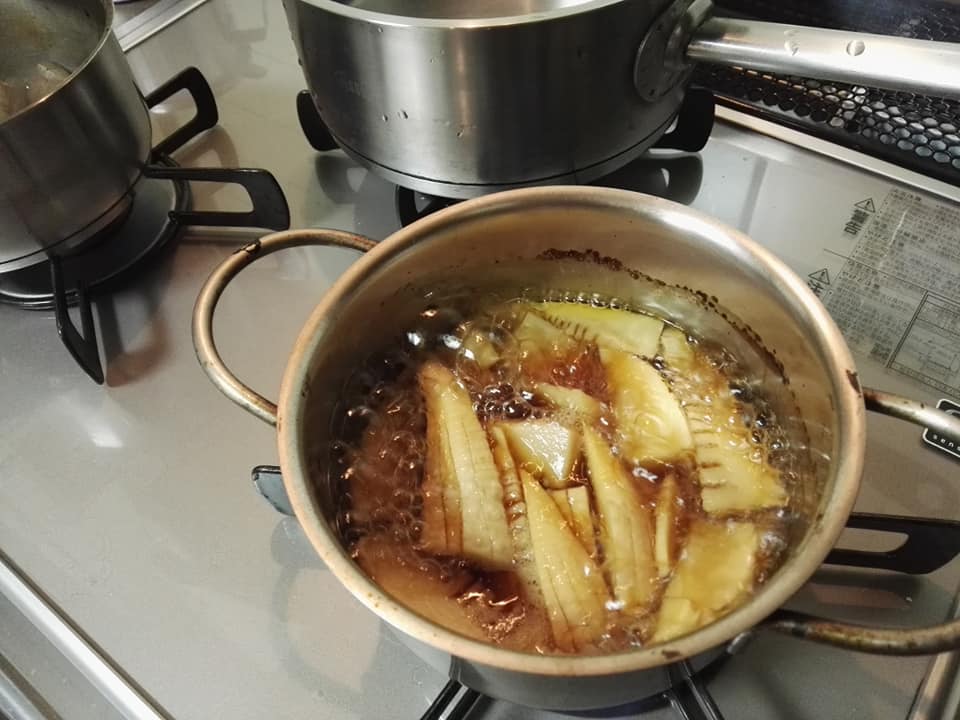 簑たけのこの含め煮 煮てます