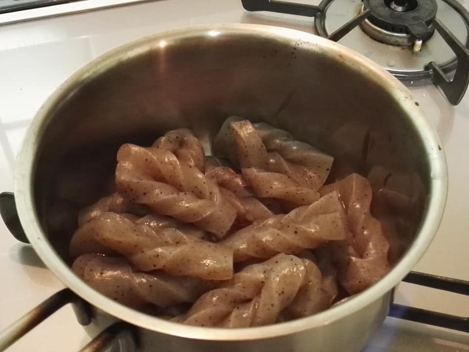 こんにゃくの手綱煮てます
