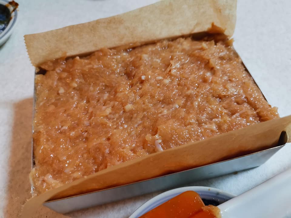 鶏の松風の材料を混ぜたら、型に詰めます