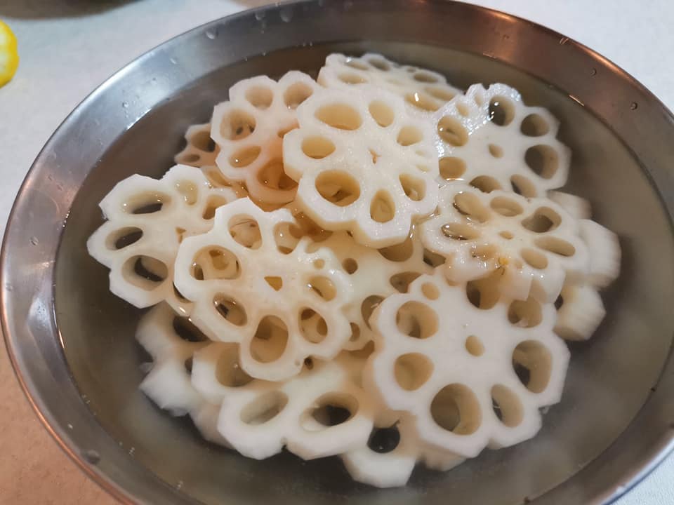 スライスしたレンコンを水にさらします