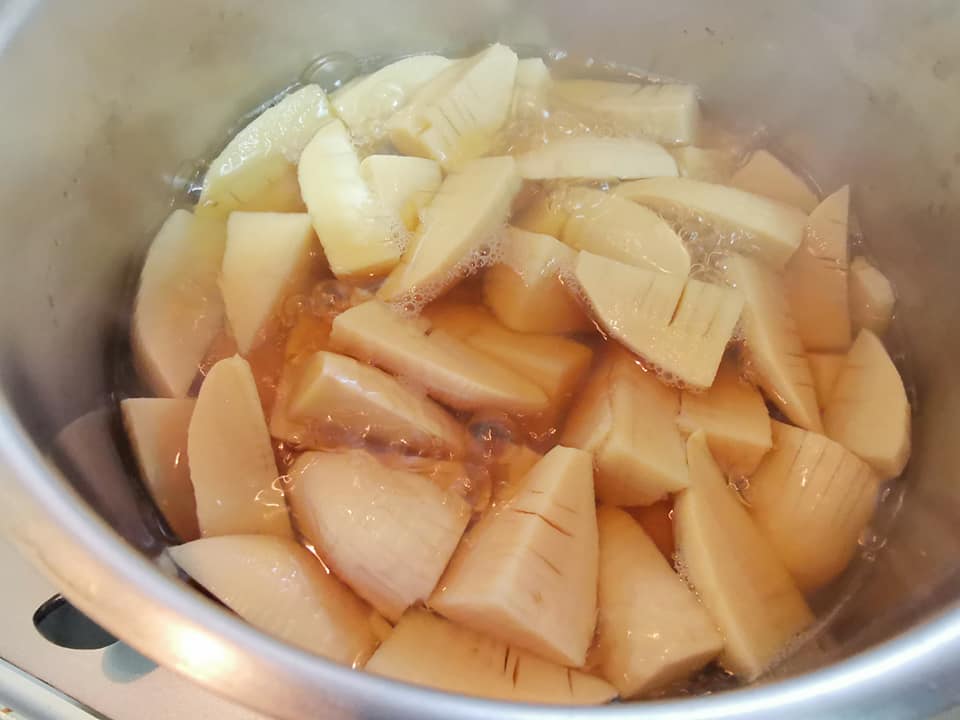 蓑状に切ったたけのこを煮込む