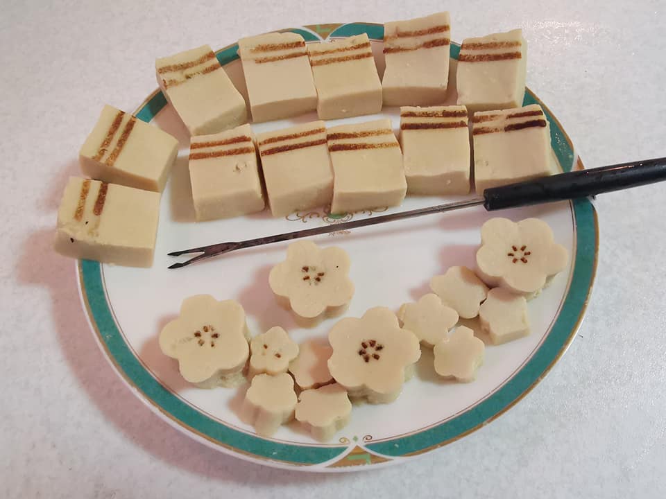 高野豆腐に焼き串で焼き目を付けます