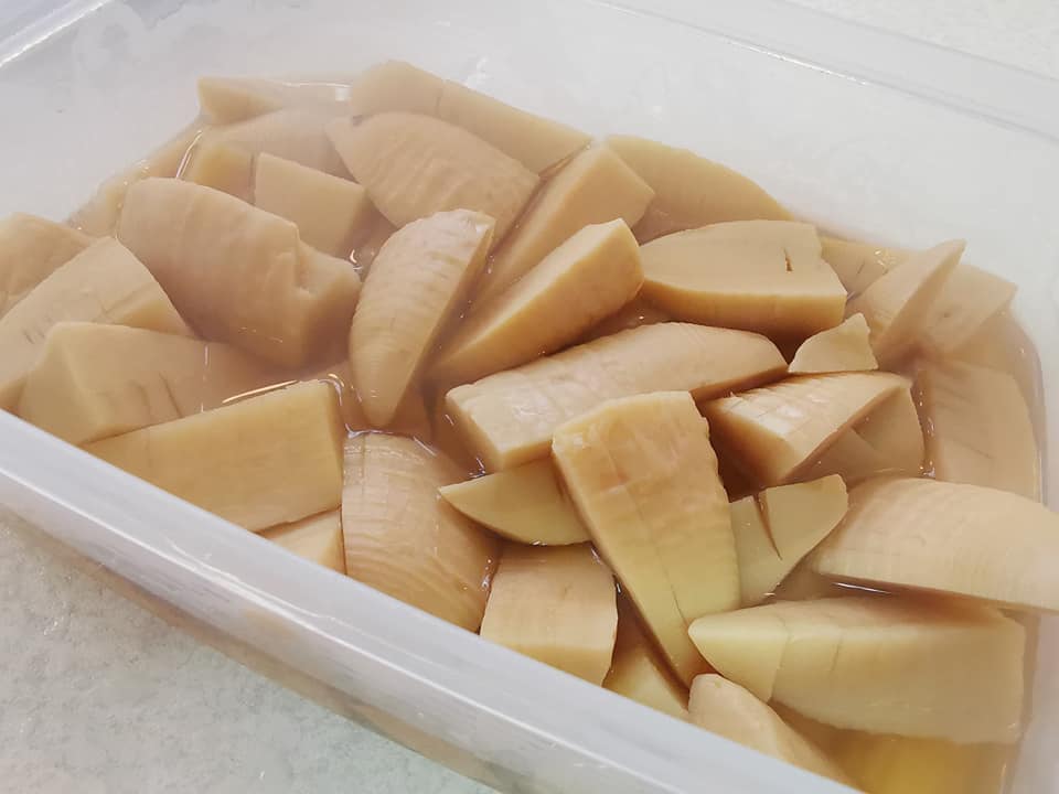 煮あがった蓑たけのこはお鍋のまま置いておきたいけど、タッパに移動