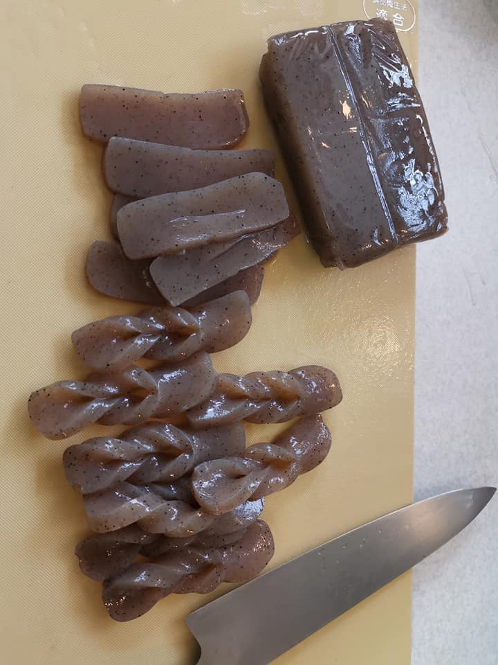 手綱こんにゃくようにこんにゃくを切る