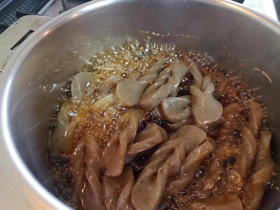 手綱こんにゃく煮込み中